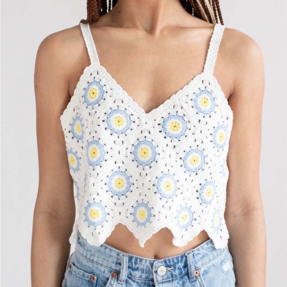 WoWo White Circle Crochet Crop Tank